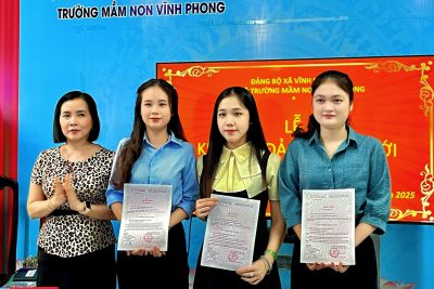 Sáng ngày 06/12/2025, Chi bộ Mầm non Vĩnh Phong long trọng tổ chức lễ kết nạp 3 Đảng viên mới. Một dấu mốc đầy tự hào, ghi nhận quá trình phấn đấu bền bỉ của các đồng chí. Buổi lễ diễn ra trang nghiêm, ấm áp và tràn đầy niềm tin vào lực lượng trẻ đầy nhiệt huyết. Xin chúc mừng các đồng chí đã chính thức đứng trong hàng ngũ của Đảng. Mong rằng mỗi người sẽ tiếp tục rèn luyện, giữ vững lý tưởng, góp phần xây dựng Chi bộ ngày càng vững mạnh. Một hành trình mới, trách nhiệm mới – và cũng là niềm tự hào lớn lao.