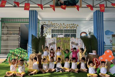 Ngày 17/01/2026, Trường Mầm non Vĩnh Phong long trọng tổ chức dạy thao giảng chuyên đề Trải nghiệm, với tiết học “Trồng và thu hoạch khoai lang”. Thông qua hoạt động trải nghiệm thực tế, các bé được trực tiếp trồng, chăm sóc và thu hoạch khoai, từ đó hình thành kỹ năng sống, hiểu giá trị lao động và biết trân trọng thành quả do chính tay mình làm ra. Buổi thao giảng là dịp để giáo viên chia sẻ kinh nghiệm, đổi mới phương pháp giáo dục lấy trẻ làm trung tâm, góp phần nâng cao chất lượng nuôi dưỡng – chăm sóc – giáo dục trẻ tại nhà trường. 🌱 Một tiết học trải nghiệm – Nhiều bài học yêu thương và trưởng thành 🌱