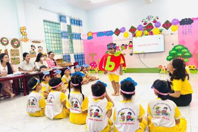 Ngày 17/01/2026, Trường Mầm non Vĩnh Phong long trọng tổ chức dạy thao giảng chuyên đề “Tăng cường tiếng Việt”, với nội dung làm quen chữ cái g – y.   Buổi thao giảng là dịp để giáo viên giao lưu, học hỏi, chia sẻ kinh nghiệm trong đổi mới phương pháp giảng dạy, giúp trẻ hứng thú, mạnh dạn và tự tin hơn trong việc phát triển ngôn ngữ.   Hoạt động không chỉ góp phần nâng cao chất lượng chăm sóc – giáo dục trẻ, mà còn khẳng định tinh thần trách nhiệm, sự tâm huyết của tập thể sư phạm nhà trường trong hành trình ươm mầm tri thức cho các bé yêu 🌱📚.