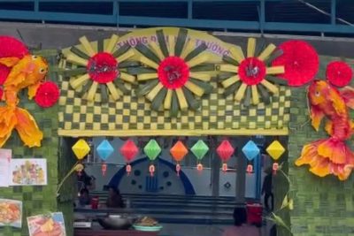 Công tác trang trí trại trong hoạt động Mừng Xuân Bính Ngọ 2026 của các lớp Sơn Ca 5 – 6 tuổi Trường Mầm Non Vĩnh Phong