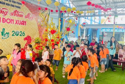 Hoạt động ngày hội “Bé vui đón Xuân” tại Trường Mầm non Vĩnh Phong diễn ra vui tươi và xôi động.